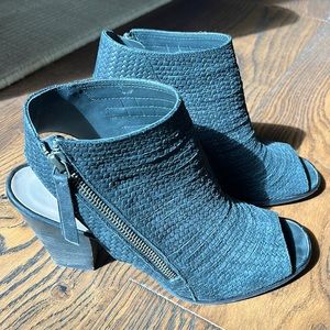 Paul Green Cayenne peep toe sandals - black textured leather upper